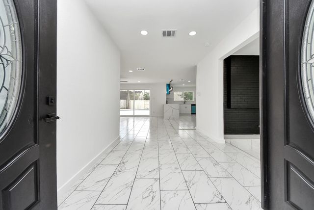 1418 San Sebastian Lane, Nassau Bay, TX 77058