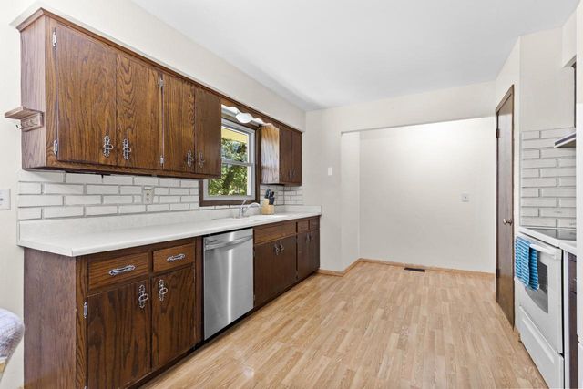 W230S5930 Molla DRIVE, Waukesha, WI 53189