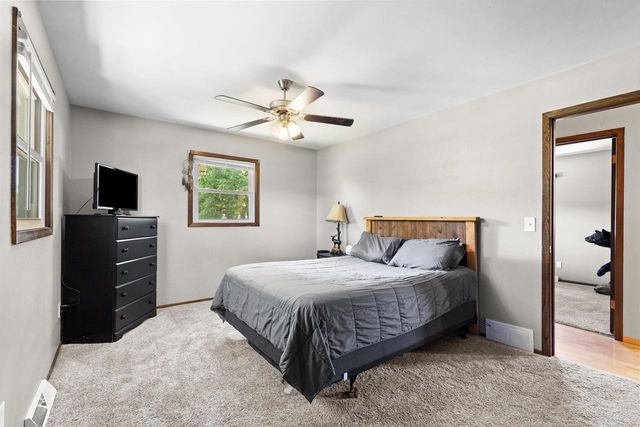 W230S5930 Molla DRIVE, Waukesha, WI 53189