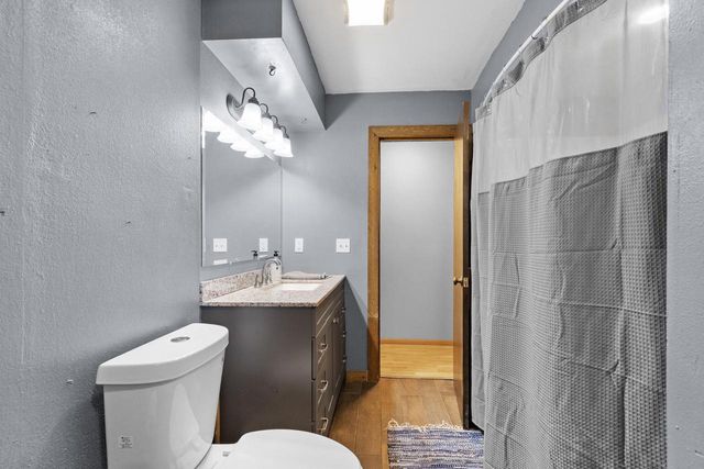 W230S5930 Molla DRIVE, Waukesha, WI 53189