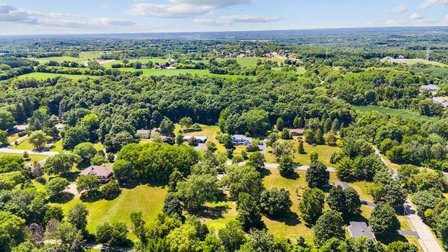 W230S5930 Molla DRIVE, Waukesha, WI 53189