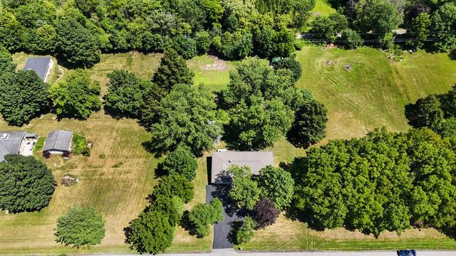 W230S5930 Molla DRIVE, Waukesha, WI 53189