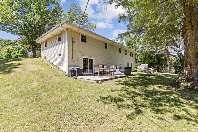 W230S5930 Molla DRIVE, Waukesha, WI 53189