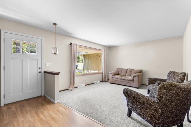W230S5930 Molla DRIVE, Waukesha, WI 53189