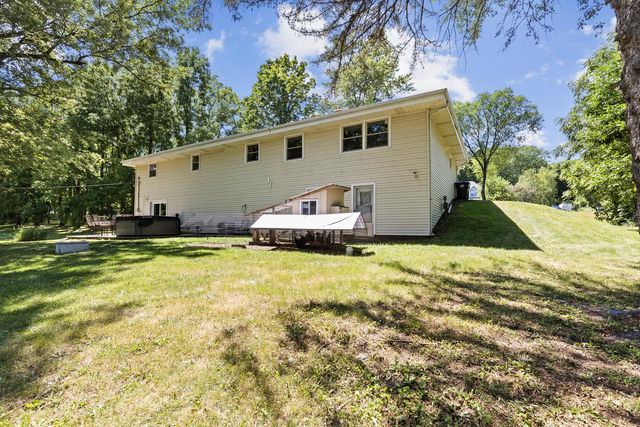 W230S5930 Molla DRIVE, Waukesha, WI 53189
