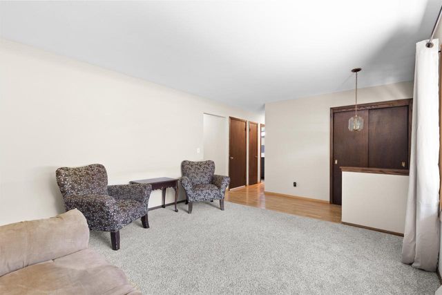 W230S5930 Molla DRIVE, Waukesha, WI 53189