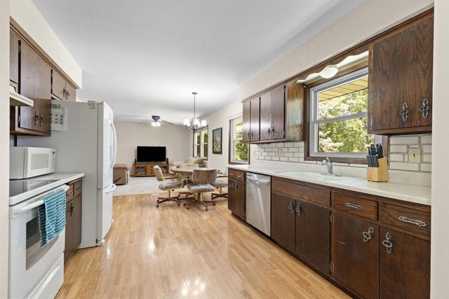 W230S5930 Molla DRIVE, Waukesha, WI 53189