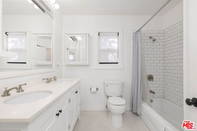 3954 Redwood Avenue, Los Angeles, CA 90066