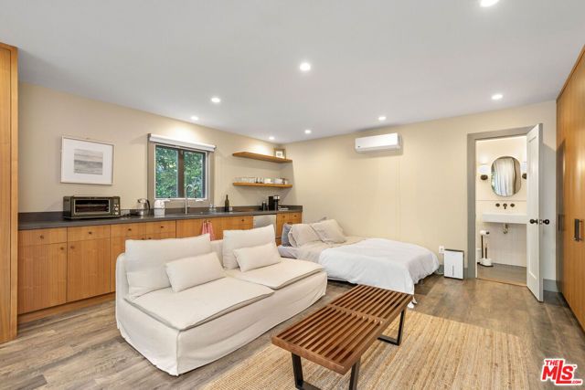 3954 Redwood Avenue, Los Angeles, CA 90066