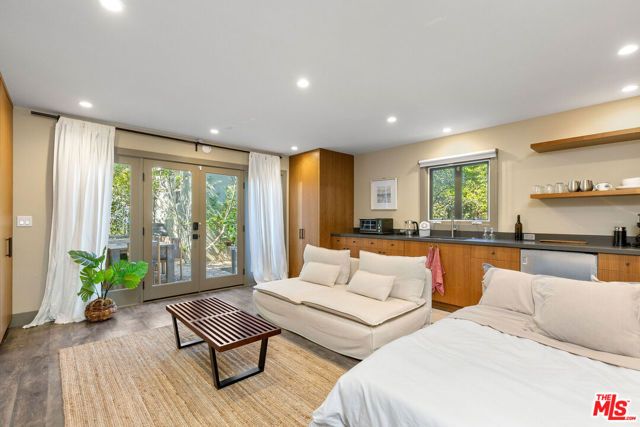 3954 Redwood Avenue, Los Angeles, CA 90066