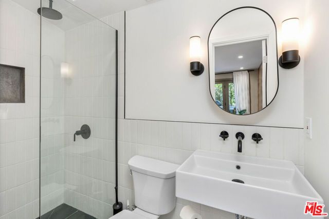 3954 Redwood Avenue, Los Angeles, CA 90066