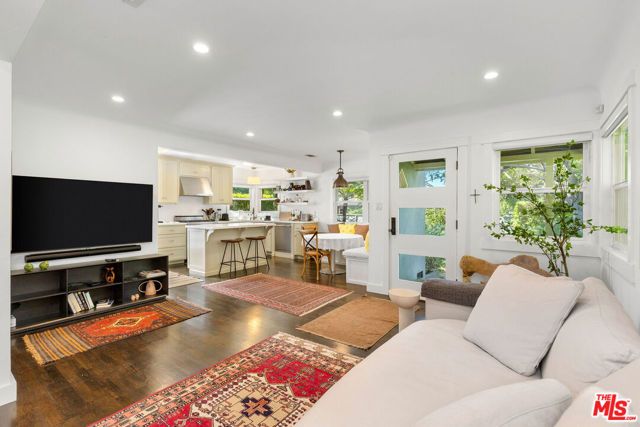 3954 Redwood Avenue, Los Angeles, CA 90066