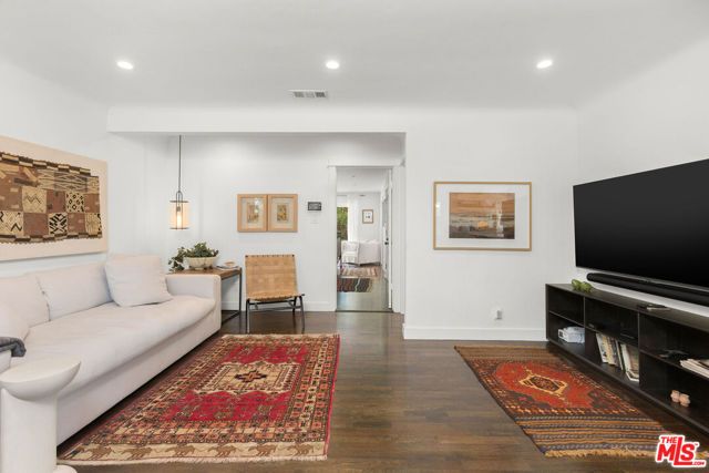 3954 Redwood Avenue, Los Angeles, CA 90066