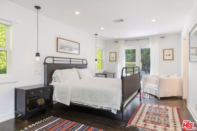 3954 Redwood Avenue, Los Angeles, CA 90066