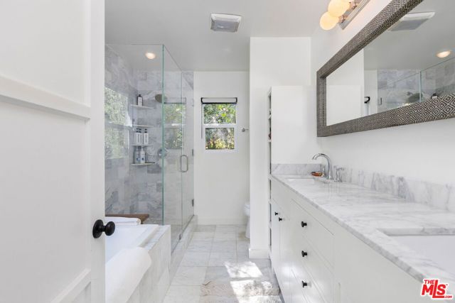 3954 Redwood Avenue, Los Angeles, CA 90066