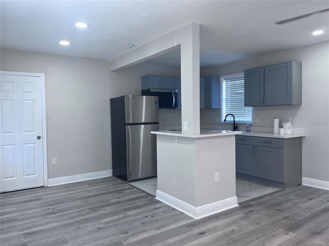 3215 W PINE STREET, Tampa, FL 33607