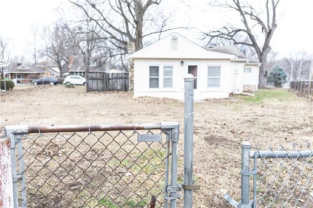 1901 S Hardy Avenue, Independence, MO 64052