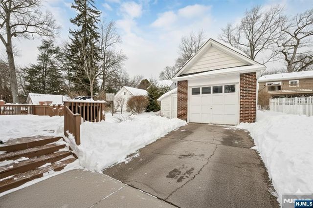 33 Homewood Avenue, Allendale, NJ 07401