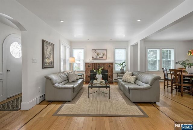 33 Homewood Avenue, Allendale, NJ 07401