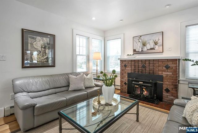 33 Homewood Avenue, Allendale, NJ 07401