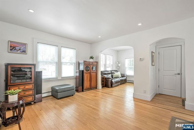 33 Homewood Avenue, Allendale, NJ 07401