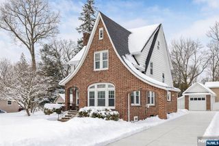 33 Homewood Avenue, Allendale, NJ 07401