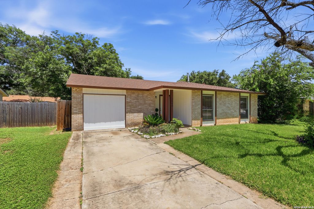5942 CLIFF ROCK DR, San Antonio, TX 78250