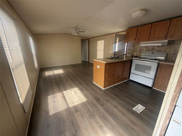 601 Clear Lake Road B, Highlands, TX 77562