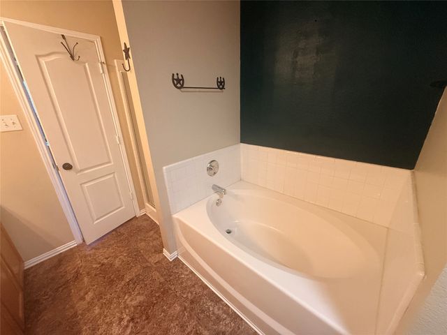 323 Valley Ridge Drive, Red Oak, TX 75154