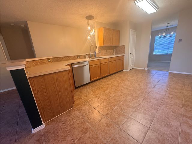 323 Valley Ridge Drive, Red Oak, TX 75154