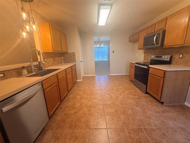 323 Valley Ridge Drive, Red Oak, TX 75154