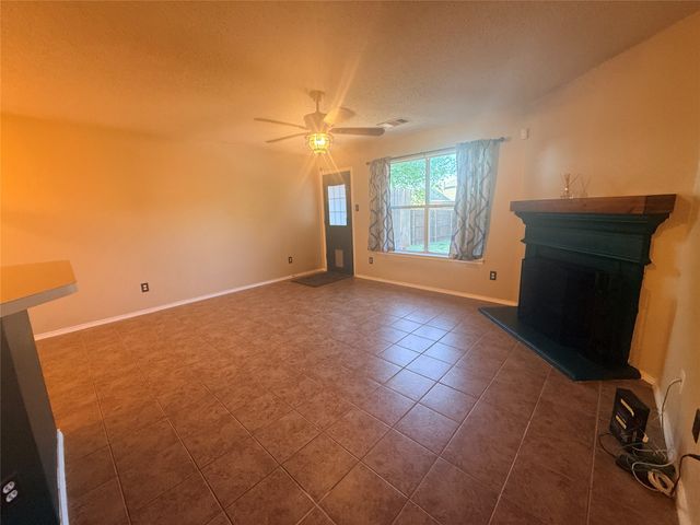 323 Valley Ridge Drive, Red Oak, TX 75154