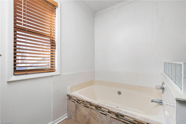 1884 Stonewood Drive, Winston-salem, NC 27103