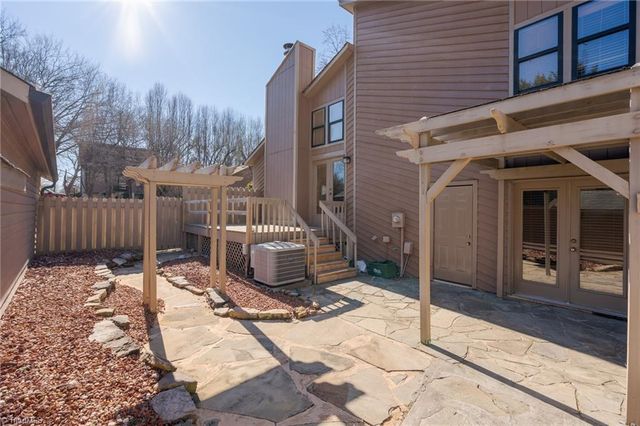 1884 Stonewood Drive, Winston-salem, NC 27103