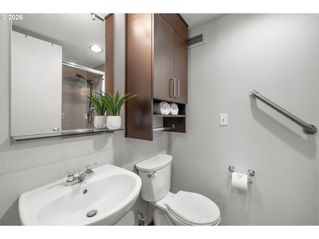 255 Sw HARRISON St 20D, Portland, OR 97201