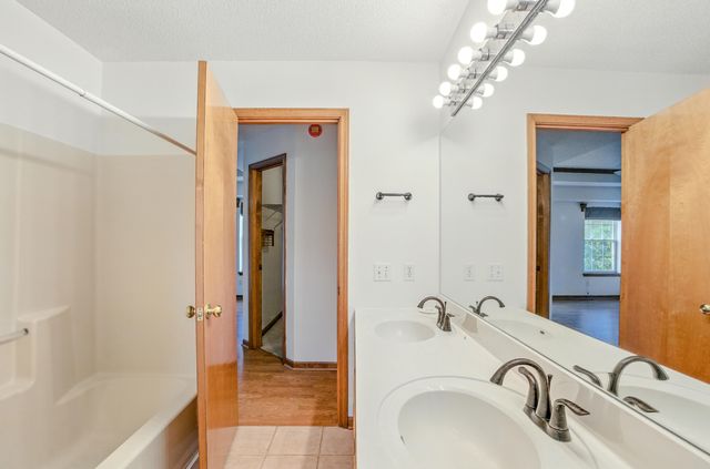 1409 MAN O WAR DR, Columbia, MO 65202