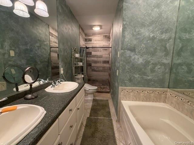 36 Cranberry Circle, Medford, NY 11763