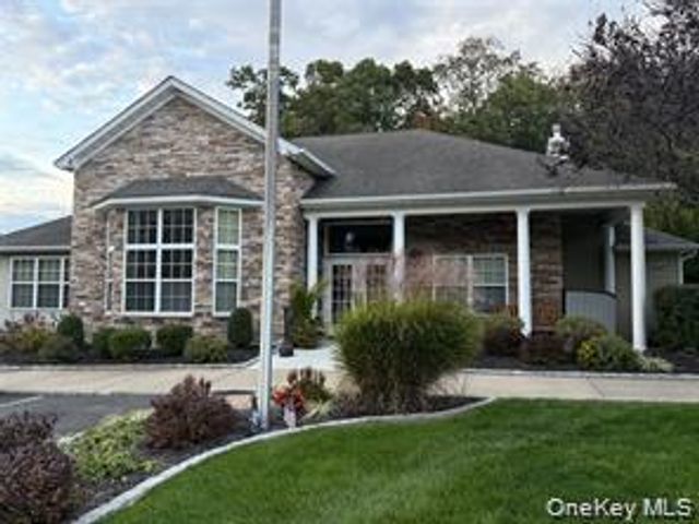 36 Cranberry Circle, Medford, NY 11763