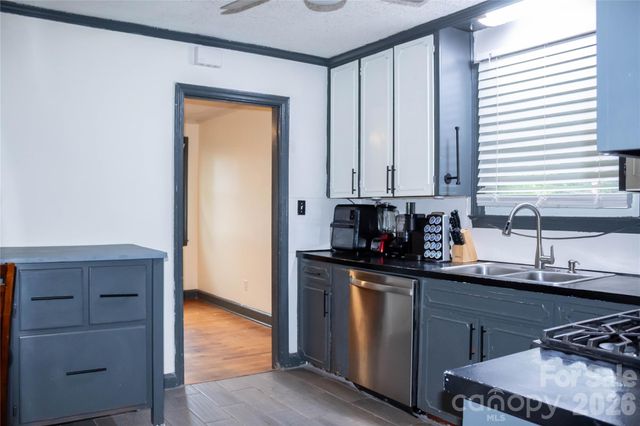 3413 1st Avenue Circle NW, Hickory, NC 28601