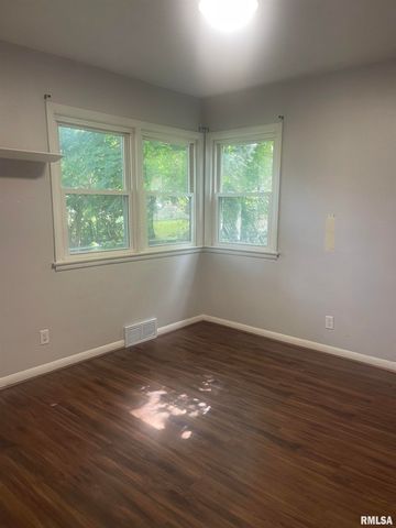 210 W CLARA Avenue, Peoria, IL 61614