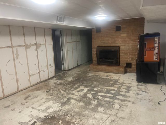 210 W CLARA Avenue, Peoria, IL 61614