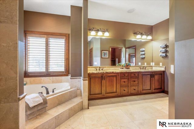 12611 Cottonwood Lane, Springfield, NE 68059