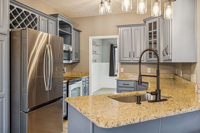 220 Lone Oak Dr, White House, TN 37188