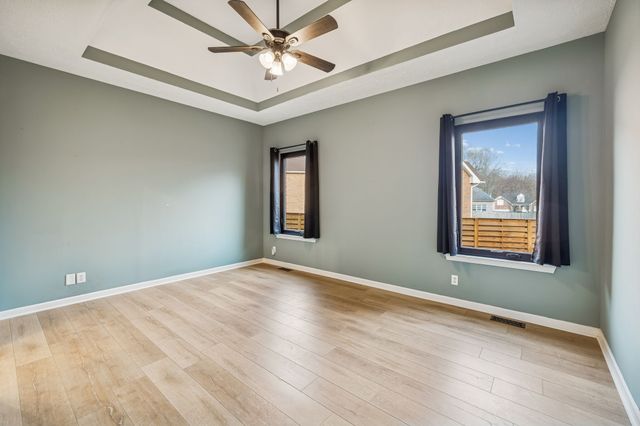 220 Lone Oak Dr, White House, TN 37188