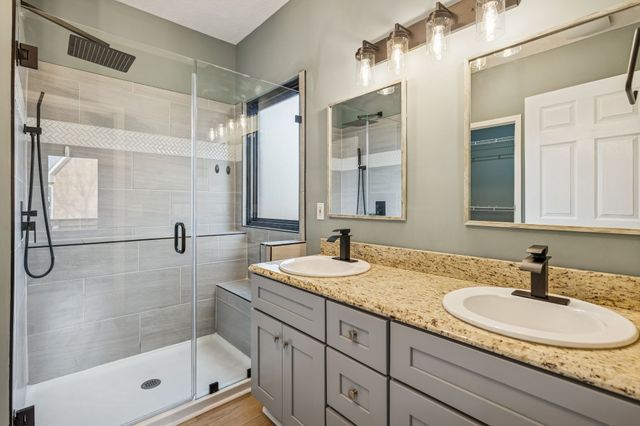 220 Lone Oak Dr, White House, TN 37188