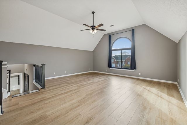 220 Lone Oak Dr, White House, TN 37188