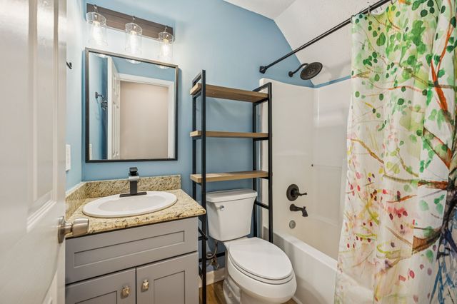 220 Lone Oak Dr, White House, TN 37188