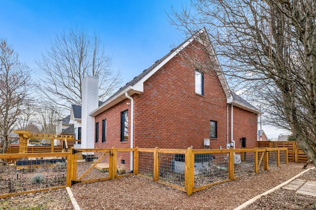 220 Lone Oak Dr, White House, TN 37188