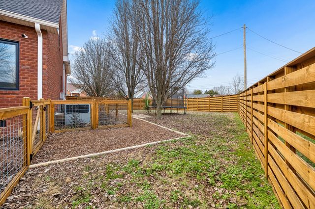 220 Lone Oak Dr, White House, TN 37188