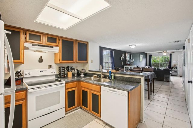 2316 FLETCHERS POINT CIRCLE, Tampa, FL 33613